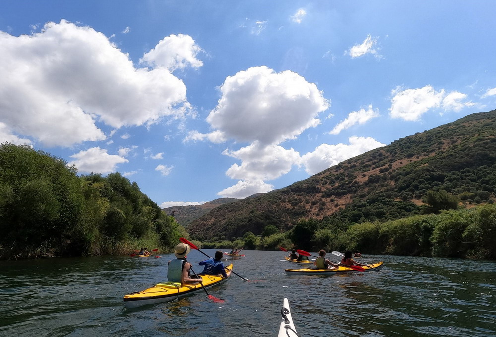 Kayak excursie op Temo rivier tijdens zomerkamp Alghero